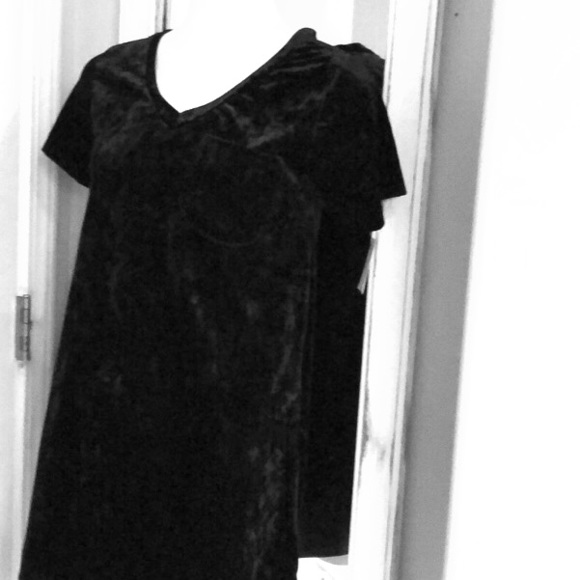 Tops - NEW🖤Black VELVET LONG pocket V-neck T-shirt